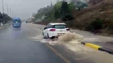 Sakarya’yı sağanak vurdu: Bazı caddeler sular altında kaldı
