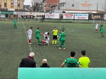 Sakatlanan hakem elinde bandajla maçı yönetti
