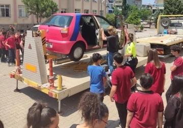 Salihli’de öğrencilere emniyet kemerinin önemi simülasyon araçla anlatıldı
