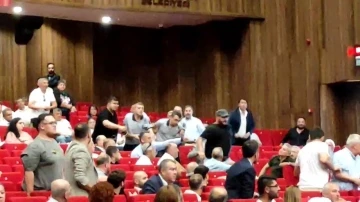 Salonda ipler gerildi: CHP’li milletvekilinin kuzeni &quot;Seni vururum&quot; diyerek koştu
