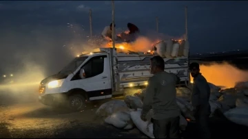 Saman yüklü araçta yangın çıktı, işçiler alevler içindeki torbaları aşağı attı
