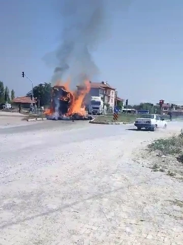 Saman yüklü römork yangını karayolunda paniğe neden oldu
