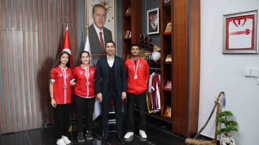 Şampiyon sporcular Eren ile bir araya geldi
