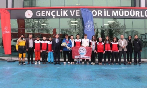 Şampiyon sporcuya coşkulu karşılama
