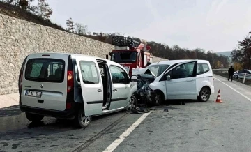 Samsun’da 2 hafif ticari araç kafa kafaya çarpıştı: 1 ölü, 7 yaralı
