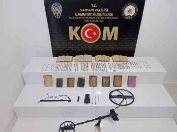 Samsun’da 503 adet altın para, sikke ve 12 adet el yazmalı kitap ele geçirildi
