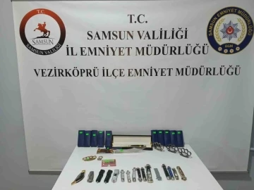 Samsun’da bir evde 30 sustalı bıçak ve 5 muşta ele geçirildi
