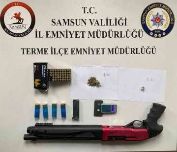 Samsun’da bir evde silah ve uyuşturucu ele geçirildi
