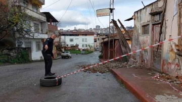 Samsun’da fırtınadan yıkılan metruk binanın duvarı tehlike oluşturdu
