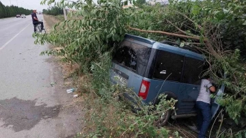 Samsun’da hafif ticari araç yoldan çıktı: 2 yaralı
