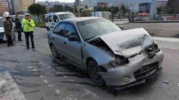Samsun’da köpeğe çarpmamak için yavaşlayan araca otomobil çarptı: 3 yaralı
