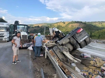 Samsun’da makarna yük tır devrildi
