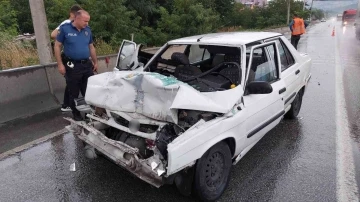 Samsun’da otomobil tıra çarptı: 3 yaralı
