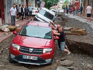 Samsun’da sel afeti: Cadde yarıldı, araçlar yolun içinde mahsur kaldı
