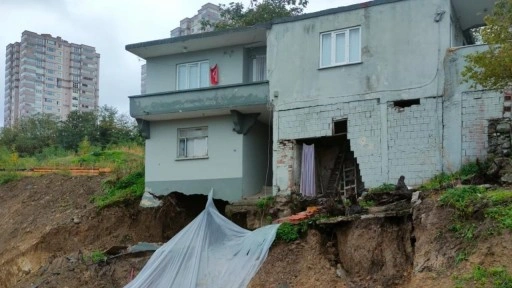 Samsun'da toprak kayması: 2 katlı bina hasar gördü