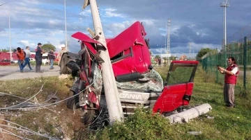 Samsun’da zincirleme kazada tır elektrik direğine çarptı: 1 yaralı
