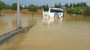Samsun'daki selde otobüste mahsur kalan 17 kişi kurtarıldı