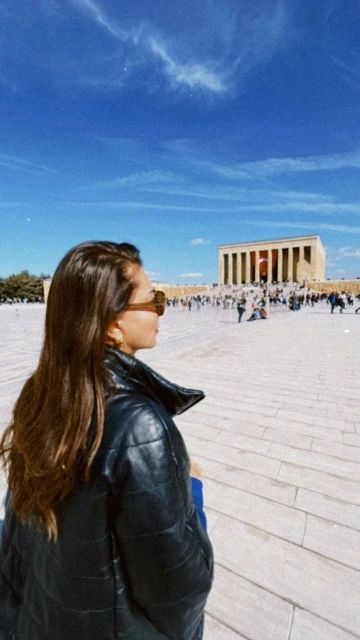 Sanatçı Ebru Yaşar’dan Anıtkabir ziyareti
