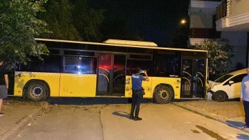 Sancaktepe’de ehliyetsiz görevli yıkamak için aldığı İETT otobüsüyle sokağa daldı: Bir otomobil hurdaya döndü
