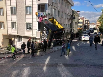 Sancaktepe’de freni boşalan kamyonet işçilerle birlikte bina bahçesine uçtu
