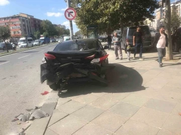 Sancaktepe’de ışık ihlali yapıp kaçtı, iki araç birbirine girdi
