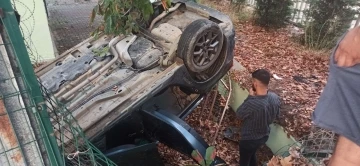 Sancaktepe’de kontrolden çıkan otomobil okul bahçesine uçtu: 2 yaralı
