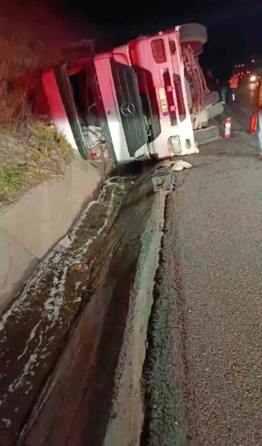 Şanlıurfa’da akaryakıt yüklü tanker devrildi
