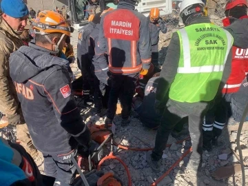 Şanlıurfa’da baba ve oğlu 56 saat sonra enkazdan sağ çıkarıldı
