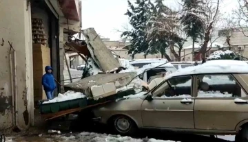 Şanlıurfa’da çöken tentenin altında kalan araçlar hasar gördü
