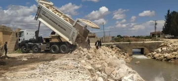 Şanlıurfa’da deforme olan yollarda bakım ve onarım çalışması
