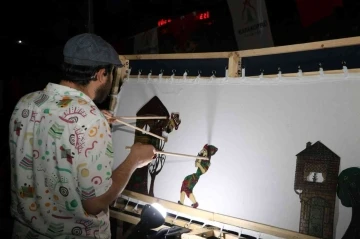 Şanlıurfa’da ’karagöz perdesinde sanatçılar’ gölge oyunu sergilendi
