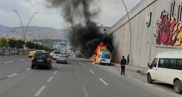 Şanlıurfa’da seyir halindeki minibüs alev topuna döndü: O anlar kamerada
