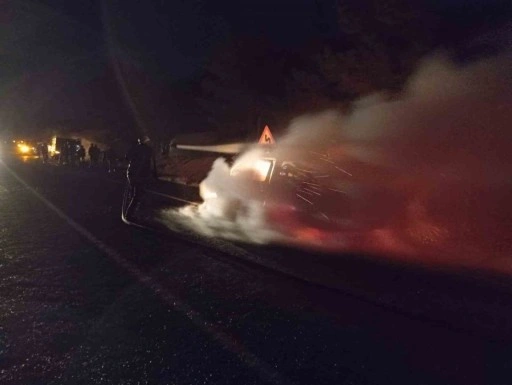 Şanlıurfa’da seyir halindeki otomobil alev topuna döndü