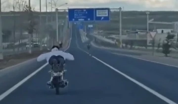 Şanlıurfa’da yüzüstü uzanarak motosiklet kullanan sürücü kameraya yansıdı

