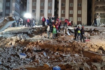 Şanlıurfa'da çöken binada enkaz kaldırma çalışmaları sürüyor