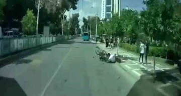 Şanlıurfa’da motosiklet ve bisikletin çarpışma anı kamerada