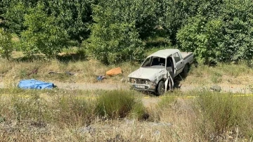 Şarampole devrilen kamyonette yaşlı çifti ölüm ayırdı
