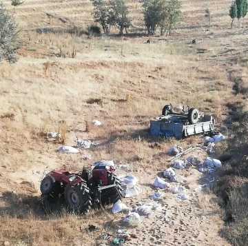 Şarampole devrilen traktörde bulunan 2 kişi hayatını kaybetti, 1 kişi yaralandı
