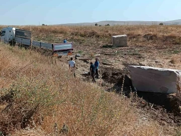 Şarampole giren tırdaki mermer bloklar çevreye dağıldı
