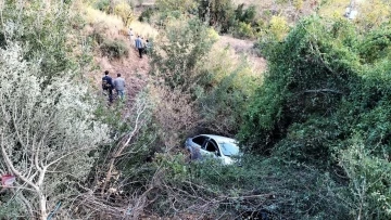 Şarampole yuvarlanan otomobildeki karı-koca yaralandı
