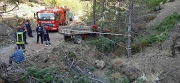 Şarampole yuvarlanan traktör babayla oğlunu birbirinden ayırdı
