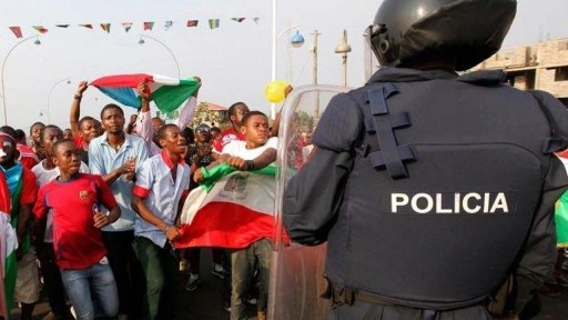 Sarhoş polis memuru, gözaltındaki 13 kişiyi serbest bıraktı