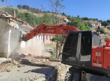 Sarıgöl’de okulları yenileme çalışmaları devam ediyor
