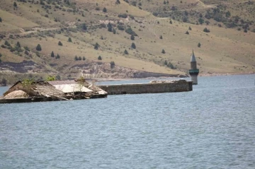 Sarıkamış’ta baraj suyu çekildi
