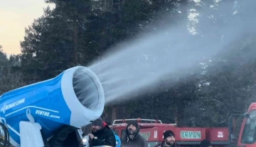 Sarıkamış’ta pistlere suni karlama yapılıyor
