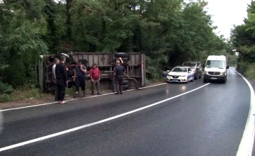 Sarıyer’de kamyon devrildi, sürücünün burnu bile kanamadı
