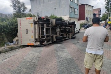 Sarıyer'de dar yokuşta virajı alamayan kamyonet devrildi