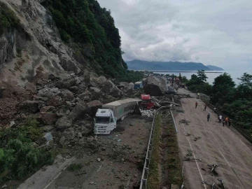 Sarp Sınır Kapısı’na giden yolu trafiğe açmak için çalışmalar sürüyor
