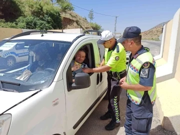 Sason’da bayram dolayısıyla artan araç hareketliliği nedeniyle trafik denetimleri sıklaştırıldı
