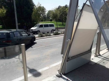 Savrulan araç tramvay durağına çarptı
